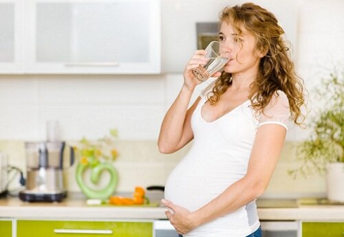 беременная со стаканом воды
