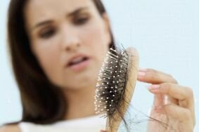 Почему выпадают волосы при менопаузе и можно ли это предотвратить